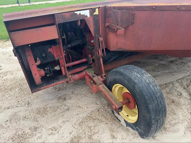Image of New Holland 489 equipment image 2