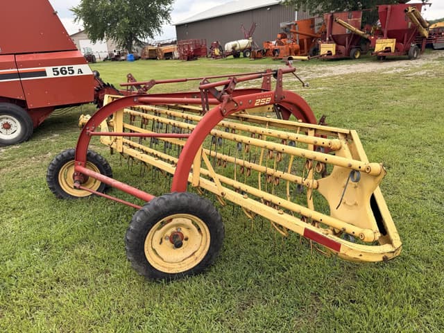 Image of New Holland 258 equipment image 3