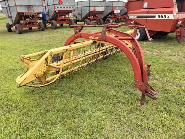 Image of New Holland 258 equipment image 4