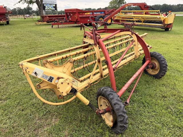 Image of New Holland 258 equipment image 2