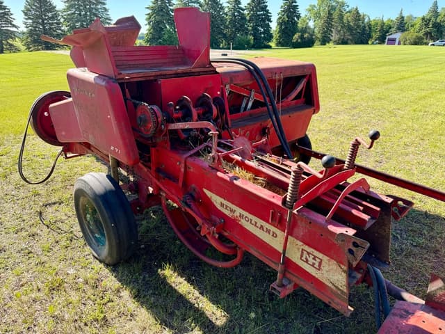 Image of New Holland 271 equipment image 4