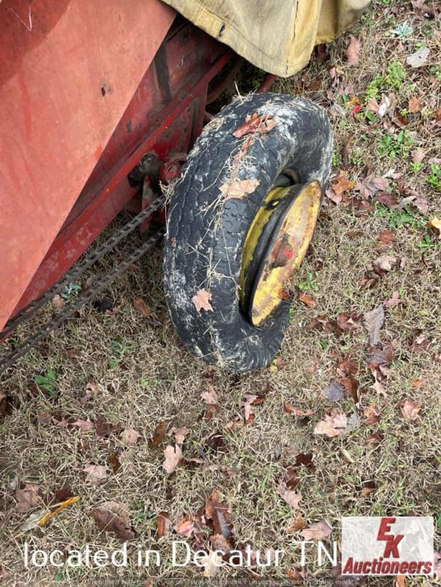 Image of New Holland Hayliner 273 equipment image 4