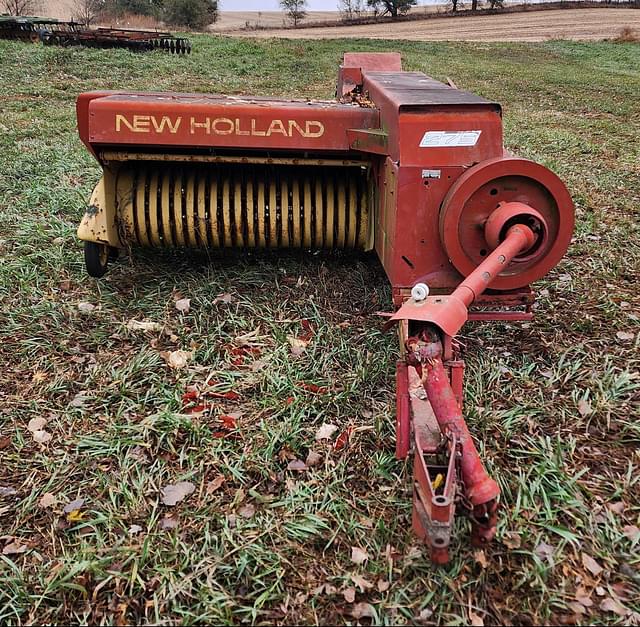 Image of New Holland Hayliner 275 equipment image 1