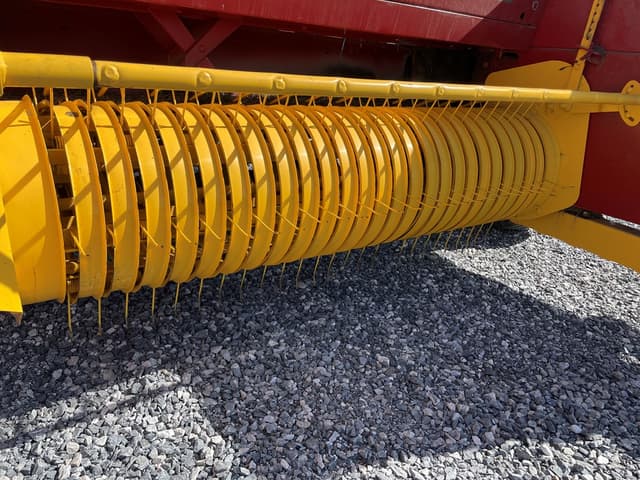 Image of New Holland Hayliner 275 Plus equipment image 2