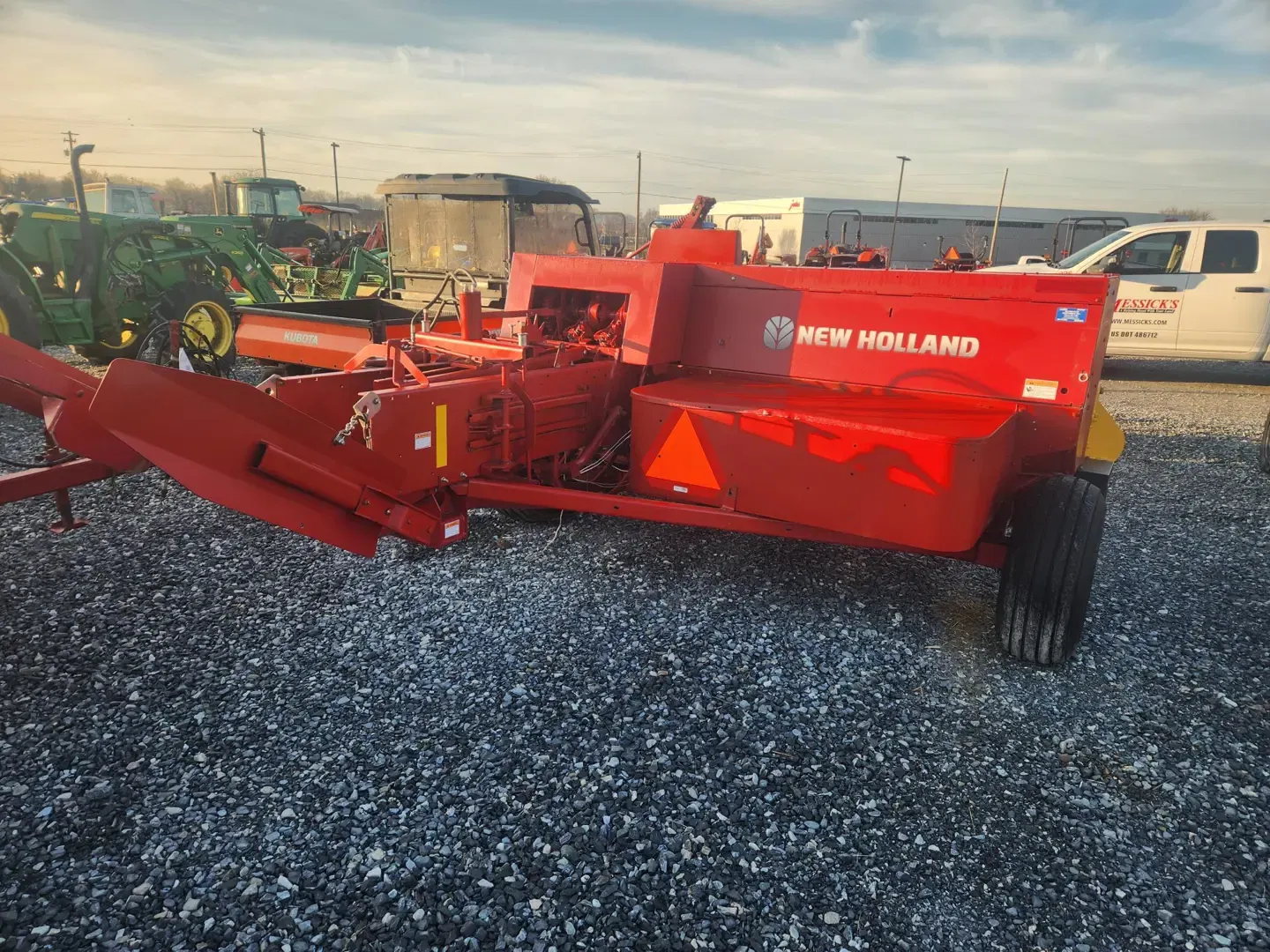 New Holland Hayliner 275 Plus Equipment Image0