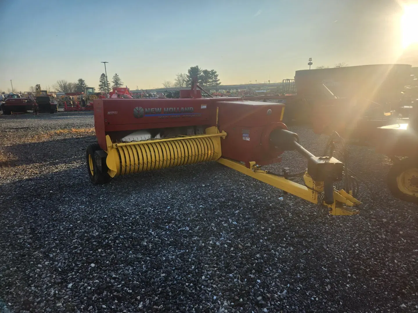 New Holland Hayliner 275 Plus Equipment Image0