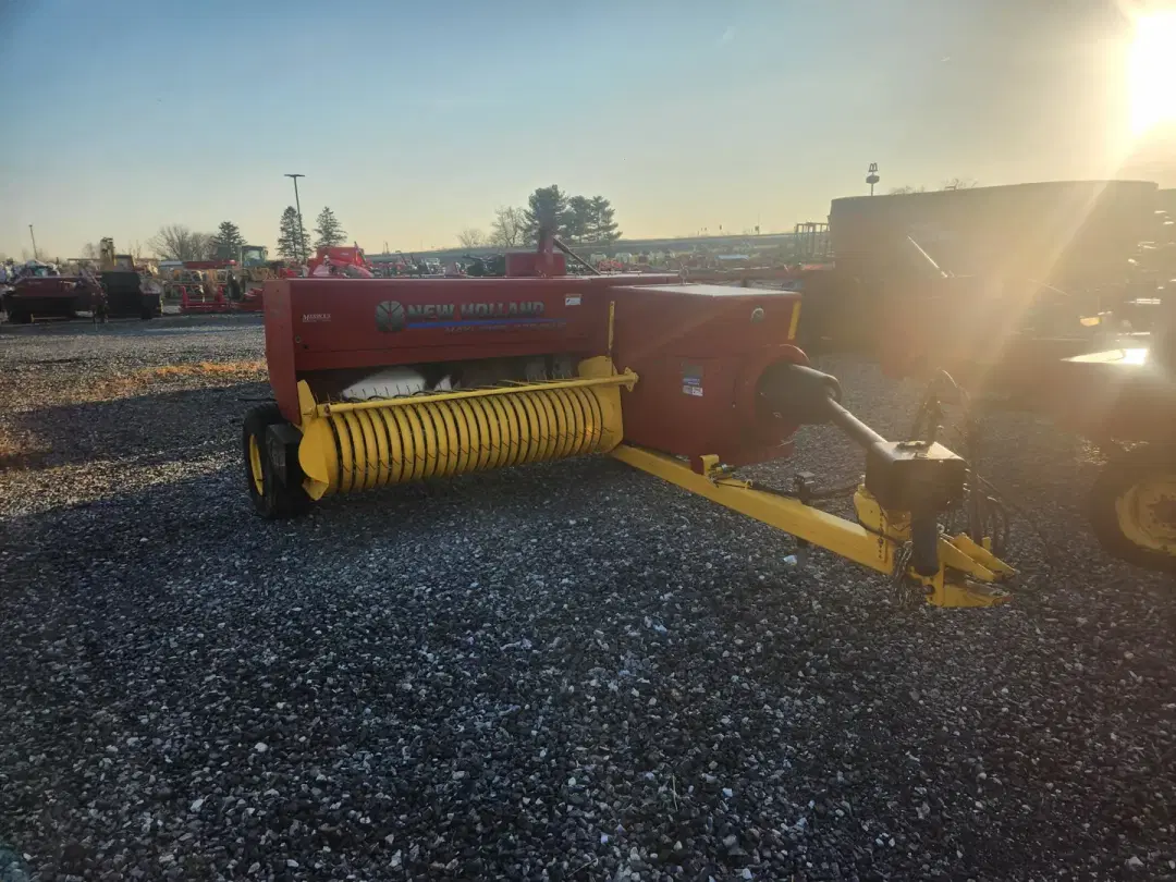 Image of New Holland Hayliner 275 Plus Image 0