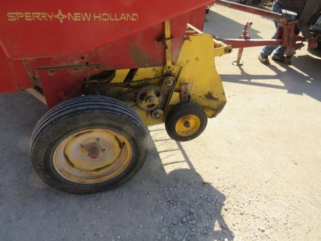 Image of New Holland Hayliner 276 equipment image 2