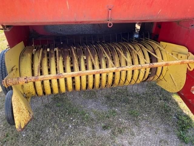 Image of New Holland 276 equipment image 2