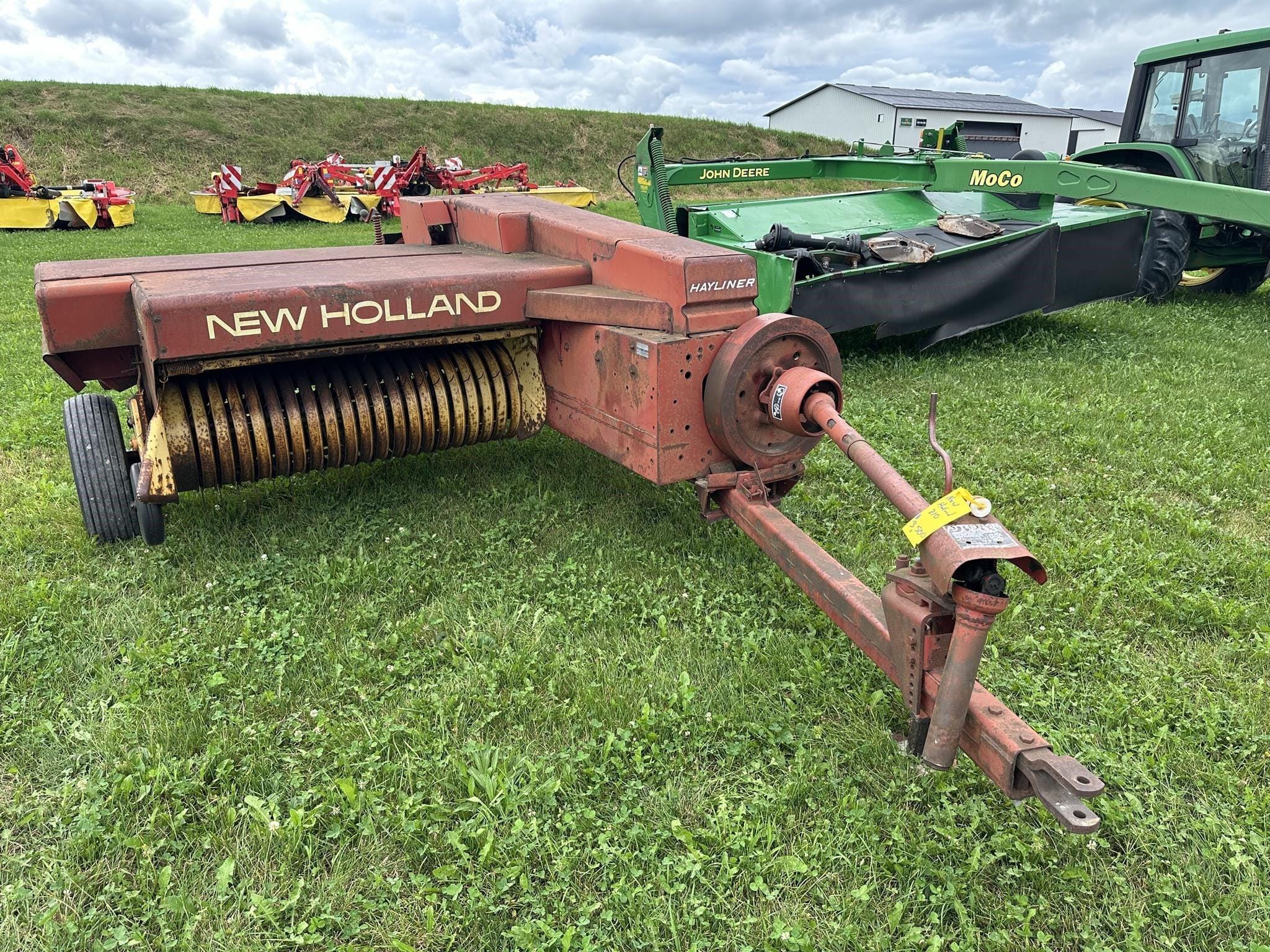 New Holland Hayliner 310 Equipment Image0