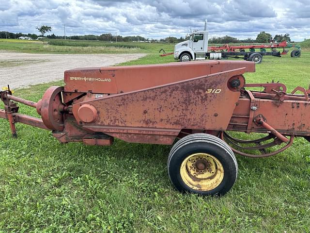 Image of New Holland Hayliner 310 equipment image 3