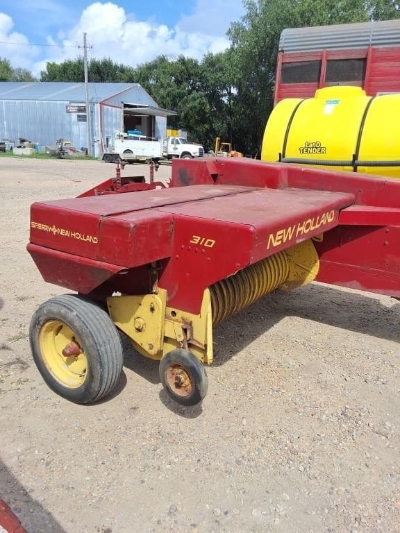 Image of New Holland Hayliner 310 equipment image 3