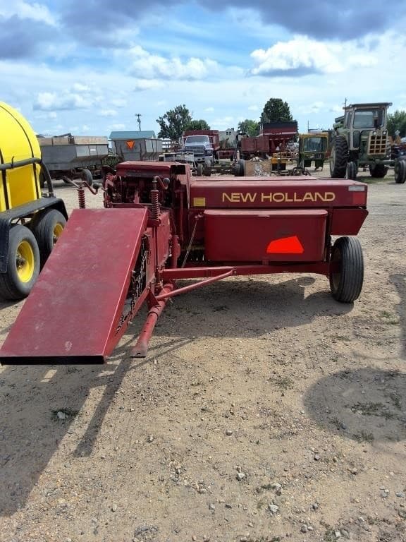 Image of New Holland Hayliner 310 equipment image 4