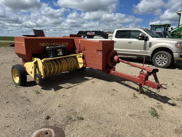 Image of New Holland Hayliner 311 equipment image 2