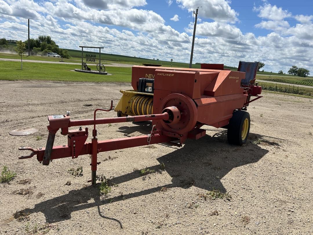 Image of New Holland Hayliner 311 Primary image