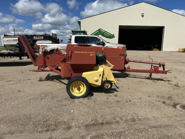 Image of New Holland Hayliner 311 equipment image 3
