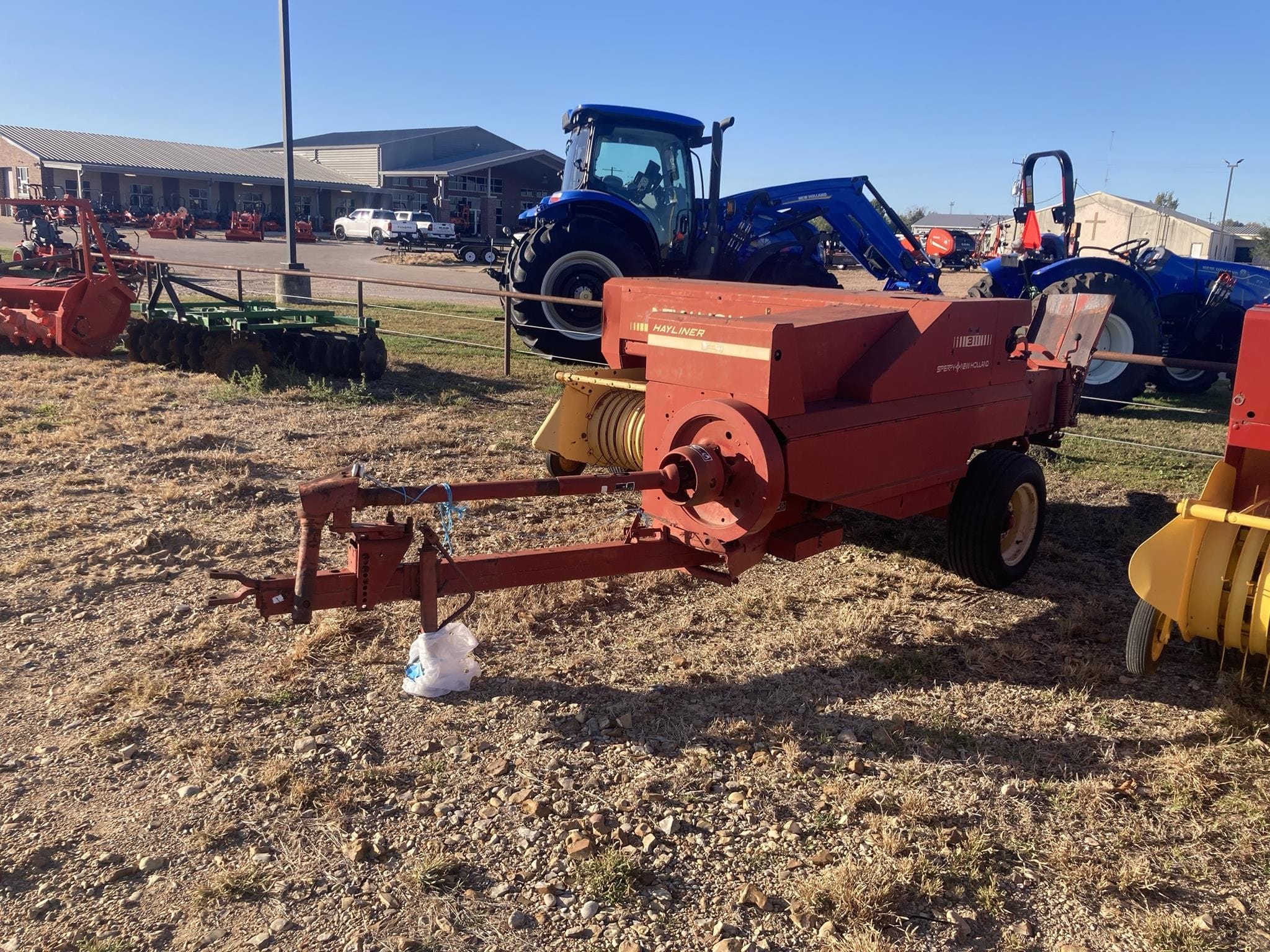 New Holland Hayliner 311 Equipment Image0