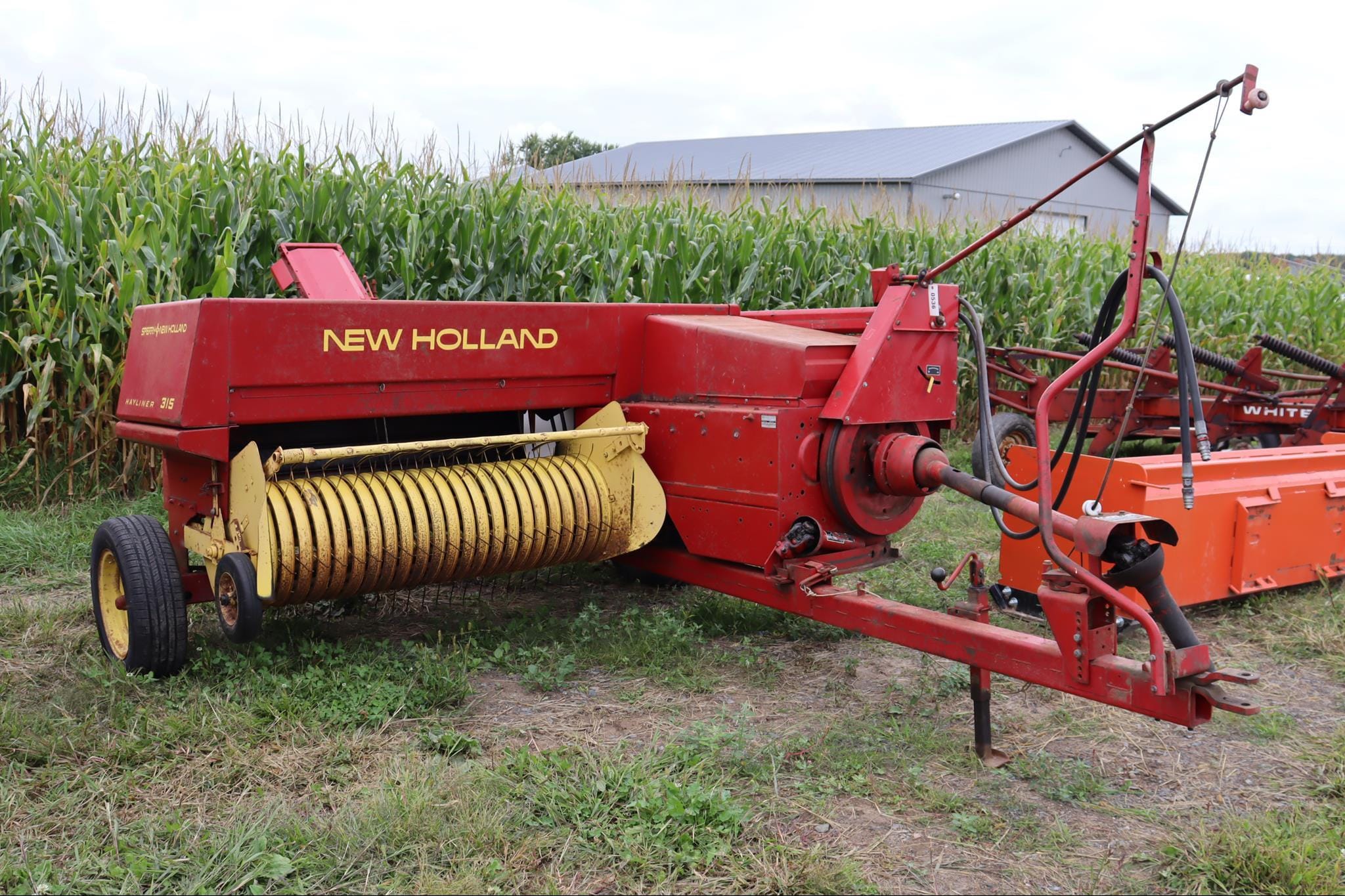 New Holland Hayliner 315 Equipment Image0