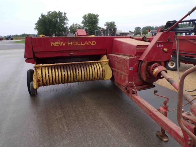 Image of New Holland Hayliner 315 equipment image 2
