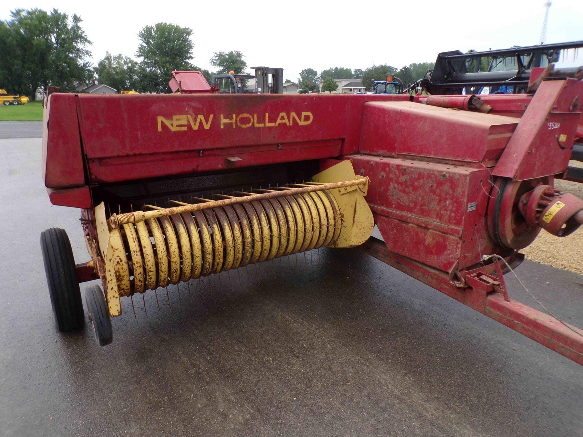 New Holland Hayliner 315 Equipment Image0