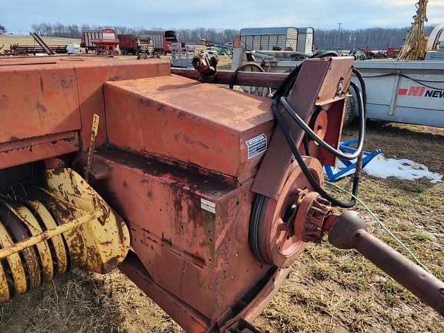 Image of New Holland Hayliner 320 equipment image 1