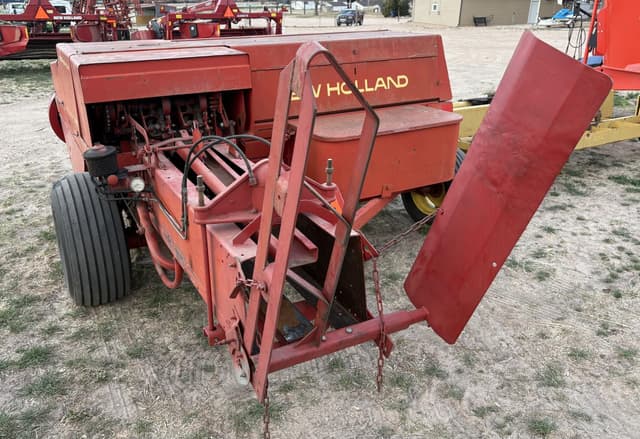 Image of New Holland Hayliner 320 equipment image 4