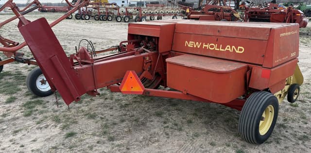 Image of New Holland Hayliner 320 equipment image 2