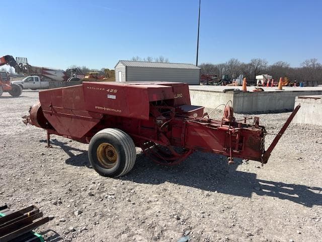 Image of New Holland 425 equipment image 3