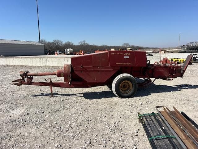 Image of New Holland 425 equipment image 2