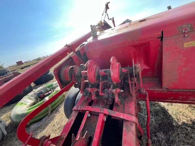 Image of New Holland Hayliner 67 equipment image 4