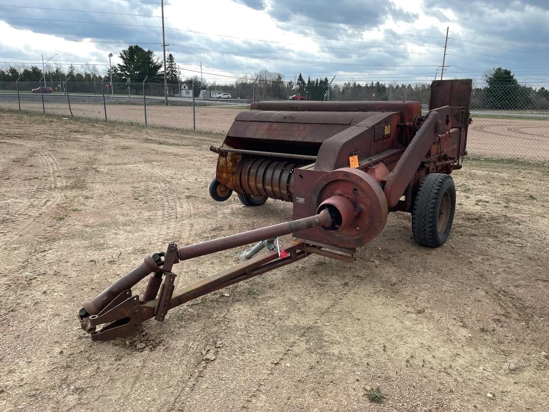 Image of New Holland Hayliner 68 Primary image