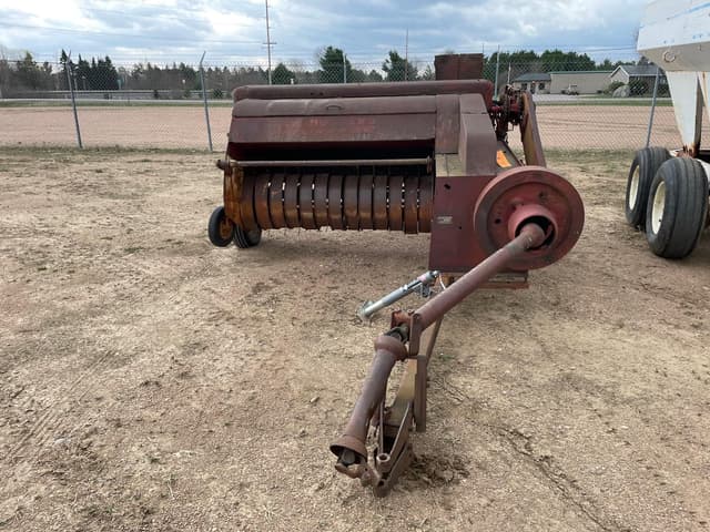 Image of New Holland Hayliner 68 equipment image 1