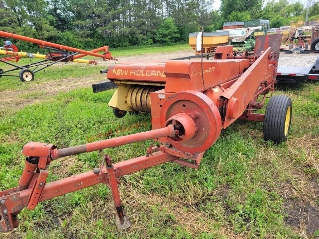 New Holland Hayliner 273 Equipment Image0