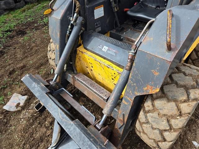 Image of New Holland L160 equipment image 3