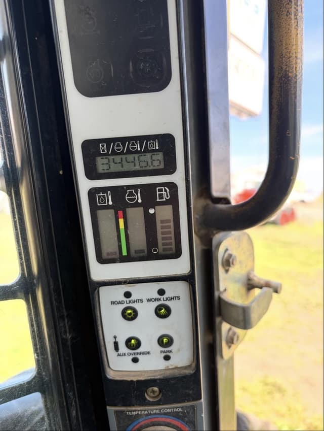 Image of New Holland L180 equipment image 4