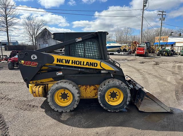 Image of New Holland L185 equipment image 3