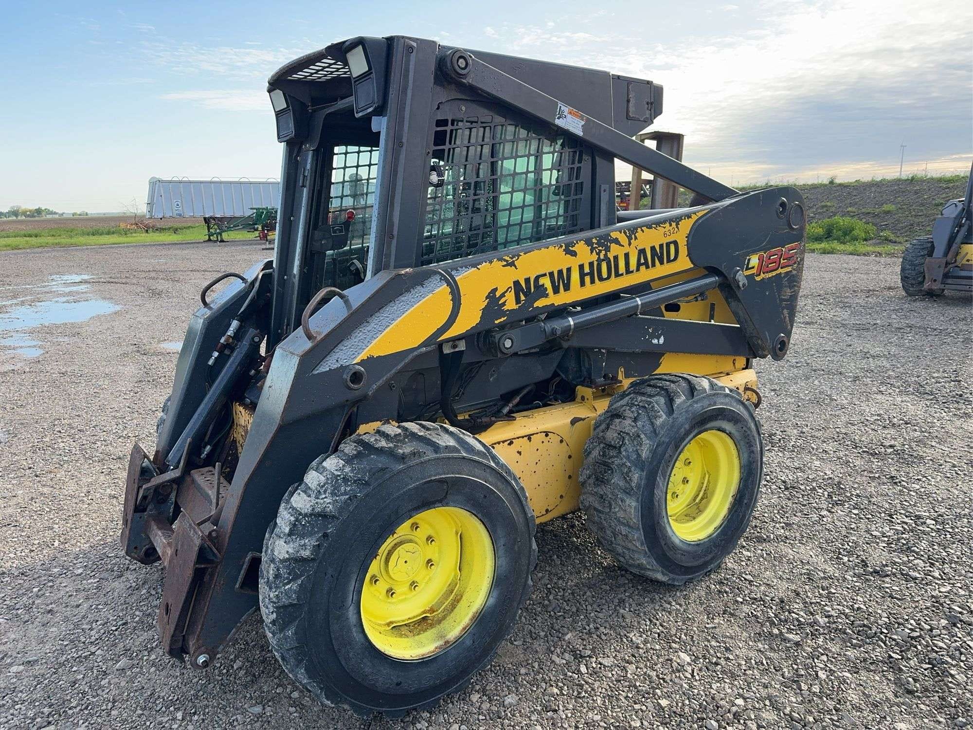 New Holland L185 Equipment Image0