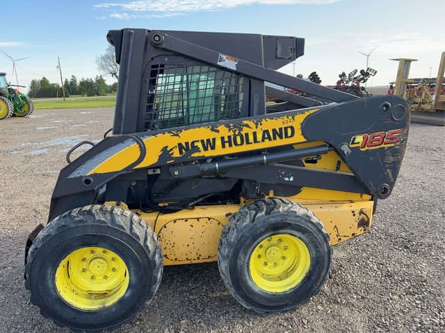 Image of New Holland L185 equipment image 3