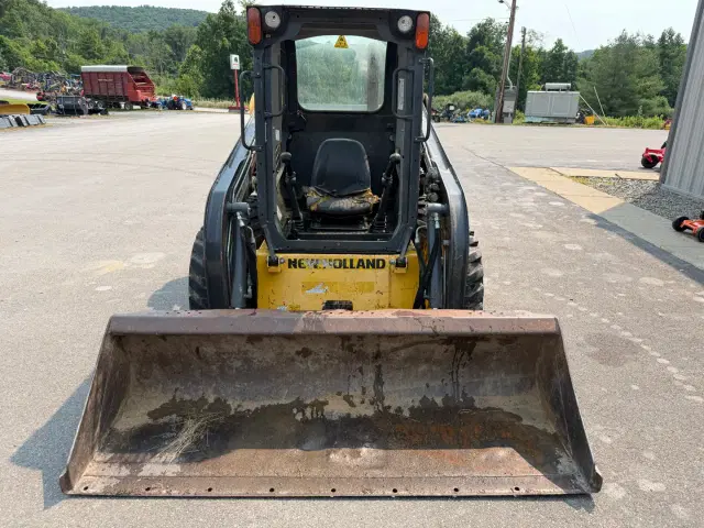 Image of New Holland L216 equipment image 2