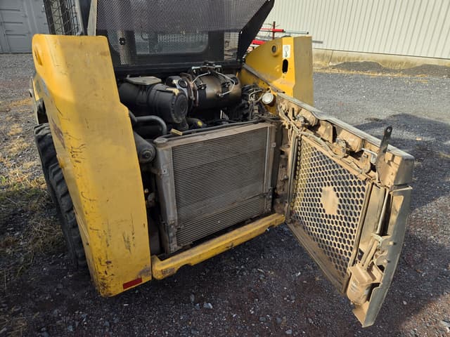 Image of New Holland L216 equipment image 4