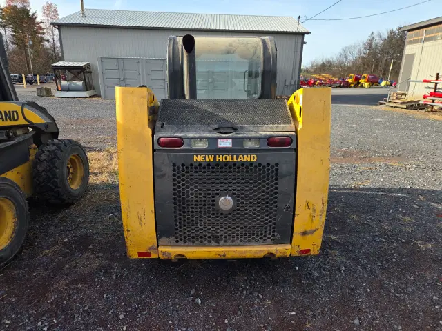 Image of New Holland L216 equipment image 3