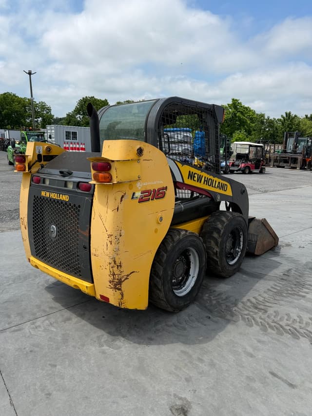 Image of New Holland L216 equipment image 2