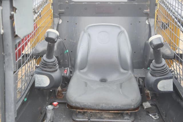 Image of New Holland L216 equipment image 4