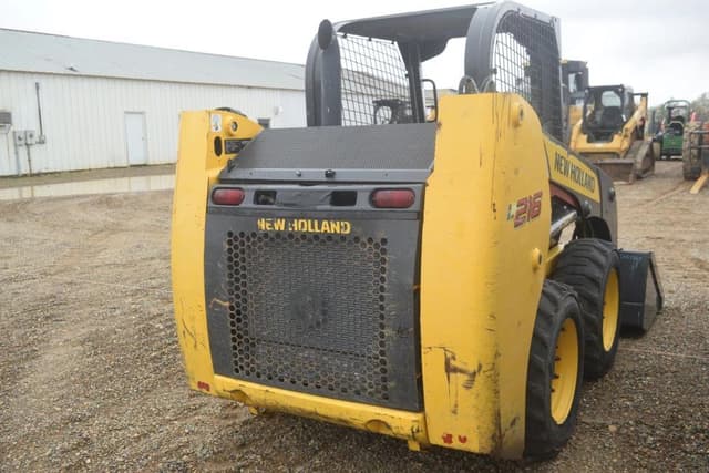 Image of New Holland L216 equipment image 2