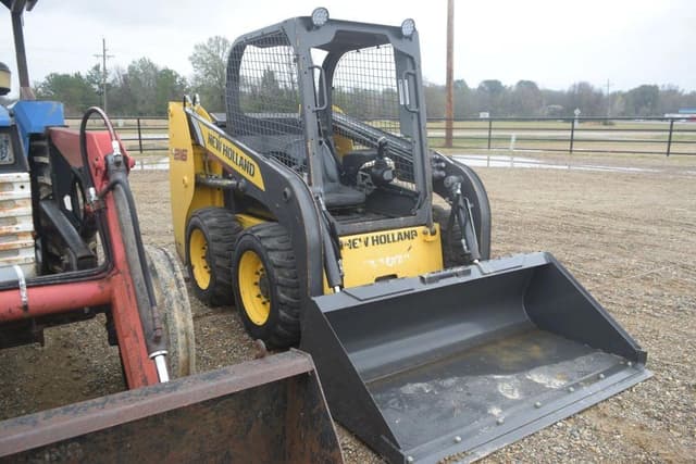 Image of New Holland L216 equipment image 3