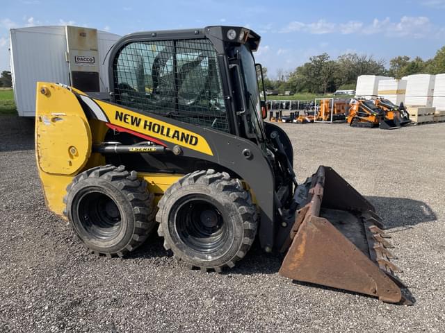 Image of New Holland L216 equipment image 3