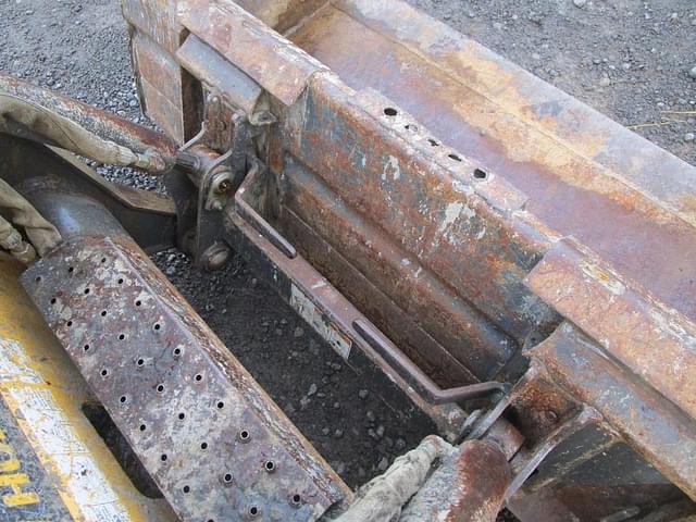 Image of New Holland L218 equipment image 3