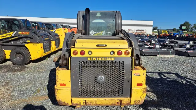 Image of New Holland L220 equipment image 2