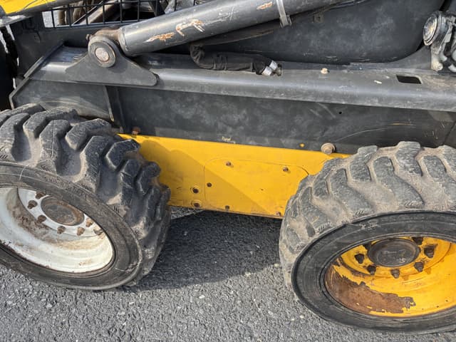 Image of New Holland L220 equipment image 1