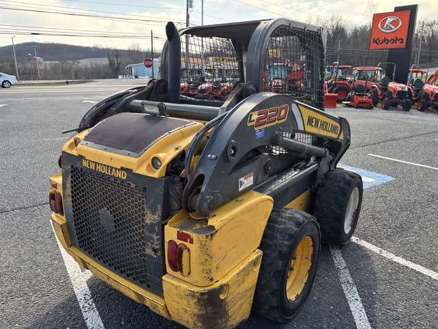 Image of New Holland L220 equipment image 3